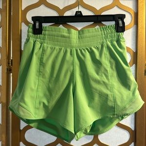 Hottie High rise short Lululemon size 4 green great condition
